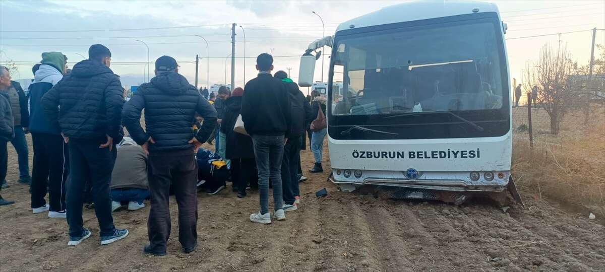 Öğrenci servisi kamyonetle çarpıştı, 17 yaralı var! Kaza sonrası can pazarı 1
